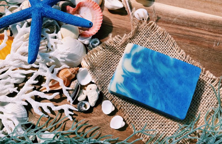 石鹸に映し出されたコバルトブルーの景色「ボタニカルハンドメイド石鹸　海-UMI-」